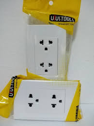 TOMACORRIENTE DOBLE CON LINEA TIERRA BLANCA UYUSTOOLS TMA632U